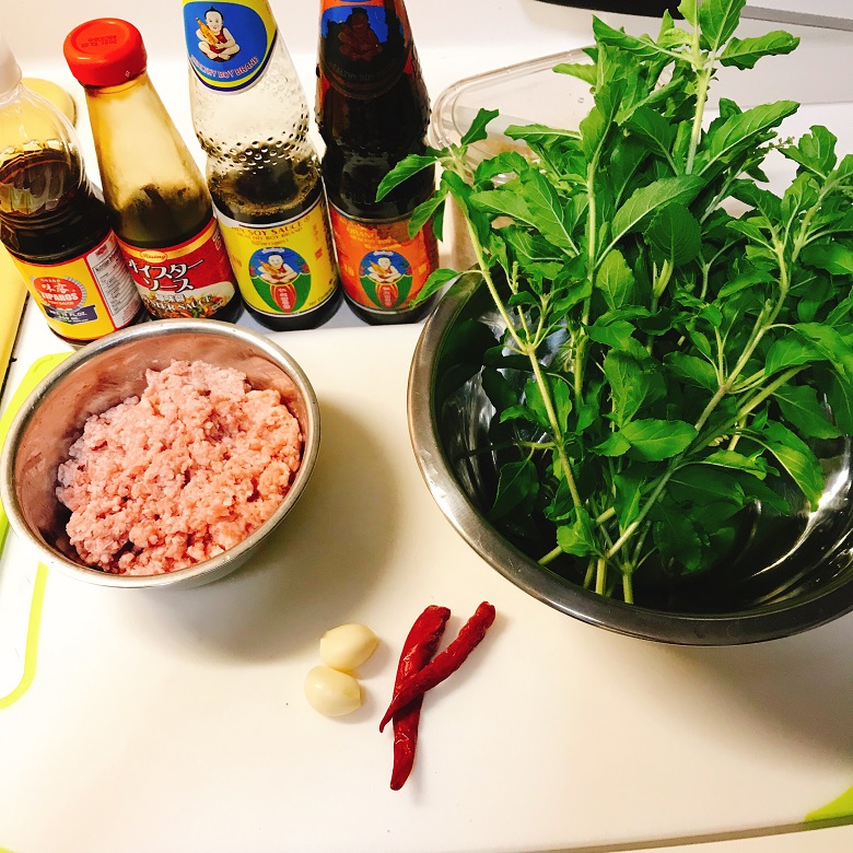 豚挽き肉のバジル炒め材料