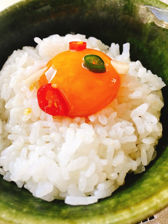 ご飯に乗せた卵黄のナンプラー漬け