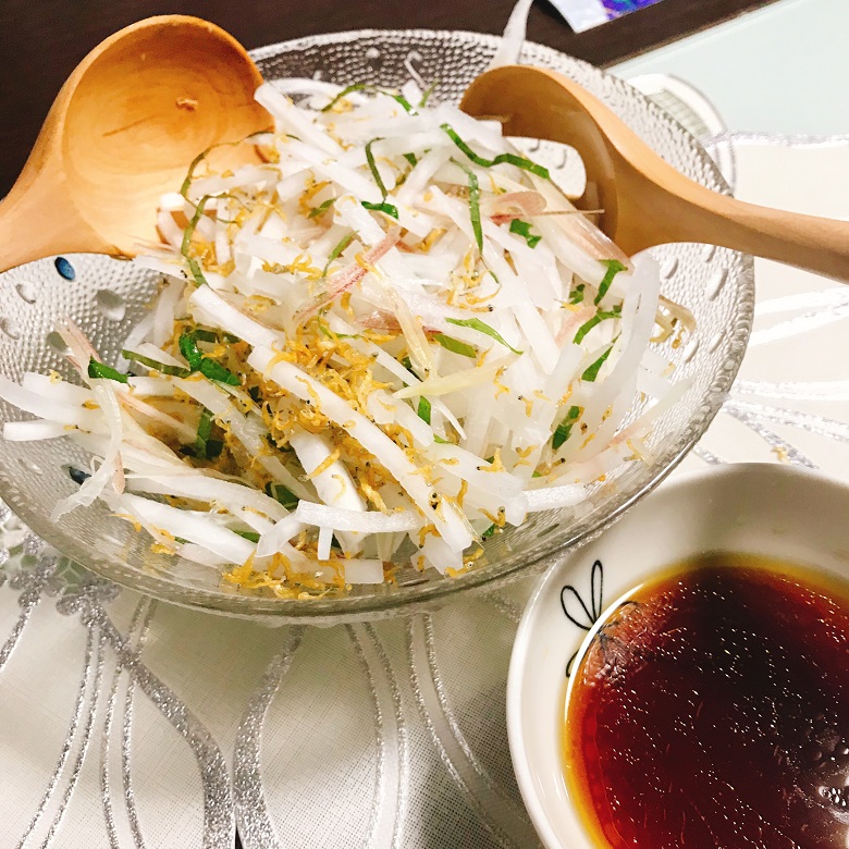 かりかりじゃこの旬野菜大根サラダとオリジナルドレッシング
