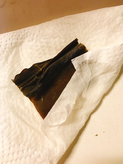 酒で表面を拭く昆布