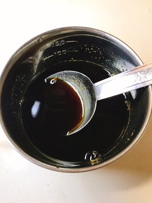 混ぜ合わせたニラ饅頭のタレ