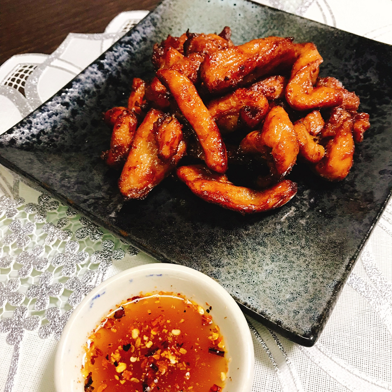 タレを添えたタイ風豚唐揚げ