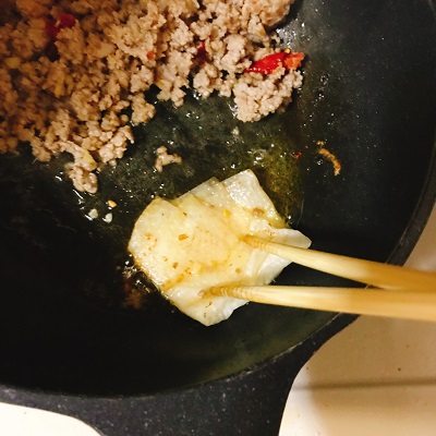 多く出た挽肉の油をふき取る
