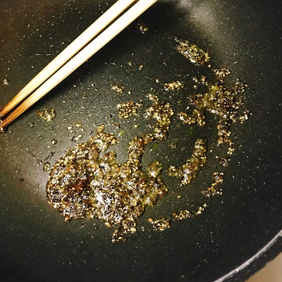 炒めるにんにくと黒胡椒