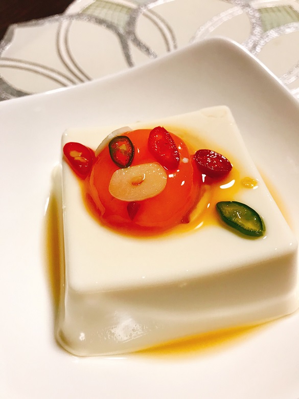 豆腐に乗せた卵黄のナンプラー漬け