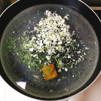 スープ材料を入れて沸かす