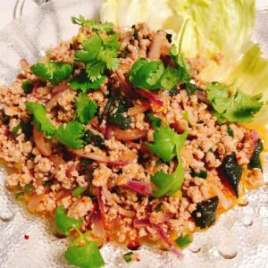 皿に盛り合わせたタイ風豚挽き肉サラダ