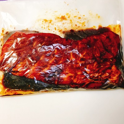 ジップロックに入れてタレに漬け込む牛肉