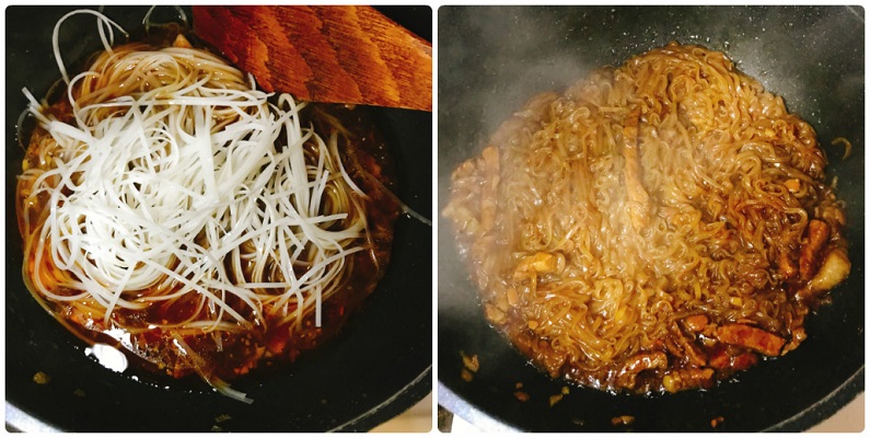 ソース材料を入れて麺を炒める