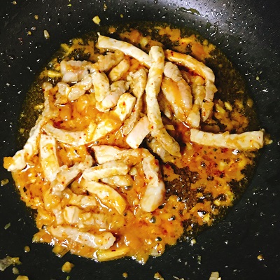 豚肉をタオチオで炒める