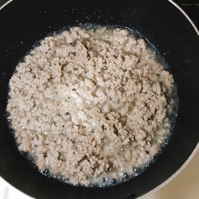 鍋で炒める豚挽き肉