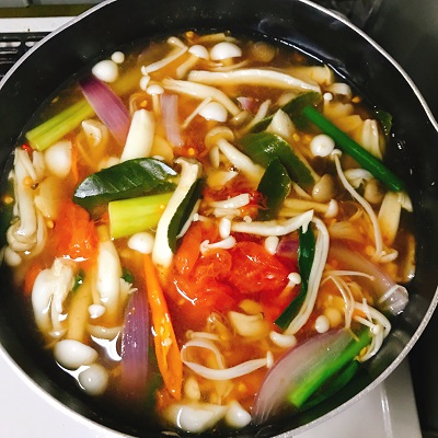 最後にライムで味付けをしたキノコのトムヤム