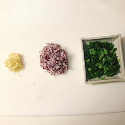 みじん切りにしたニンニク、紫玉葱、青ネギ