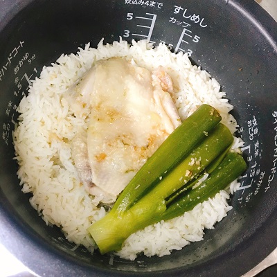 炊きあがったタイ風蒸し鶏ご飯、カオマンガイ