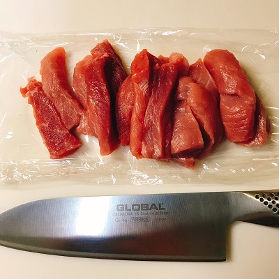 大き目のスティック状に切った豚肉