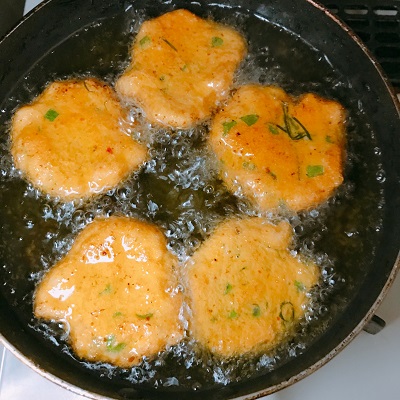 油で揚げる魚のすり身