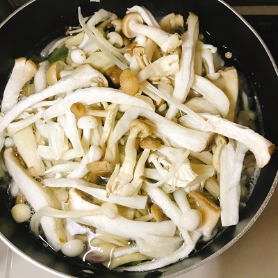 鍋にキノコを入れ火を通す