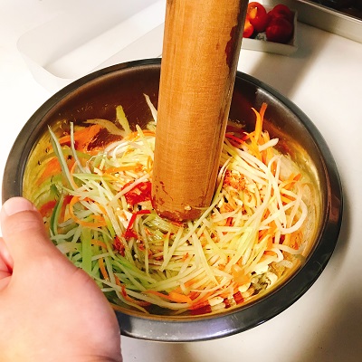 めん棒で叩いて作るソムタム