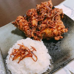 皿に盛りつけたハジャイ風鶏唐揚げともち米