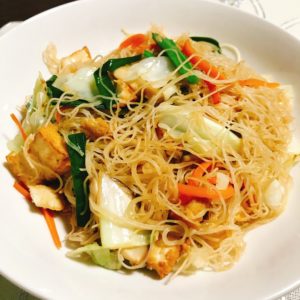皿に盛ったタイ風ベジタリアンビーフン