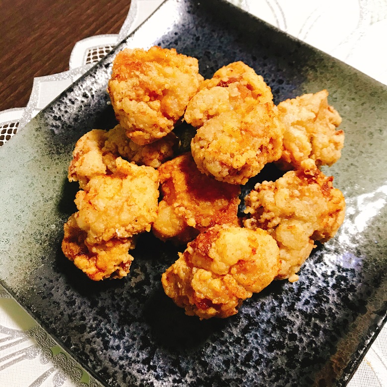 皿に盛ったグリーンカレー唐揚げ