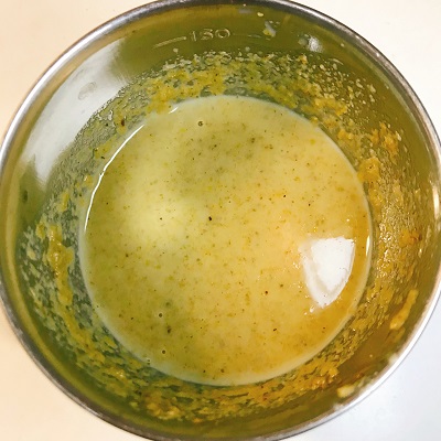 混ぜ合わせた下味用グリーンカレーペースト