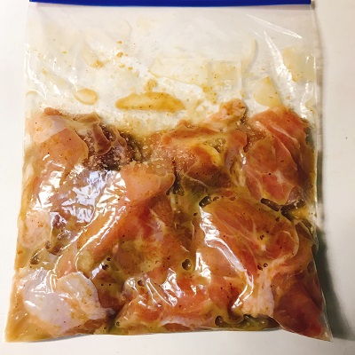 下味をつける鶏肉