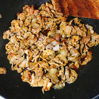 調味料を加えて炒める
