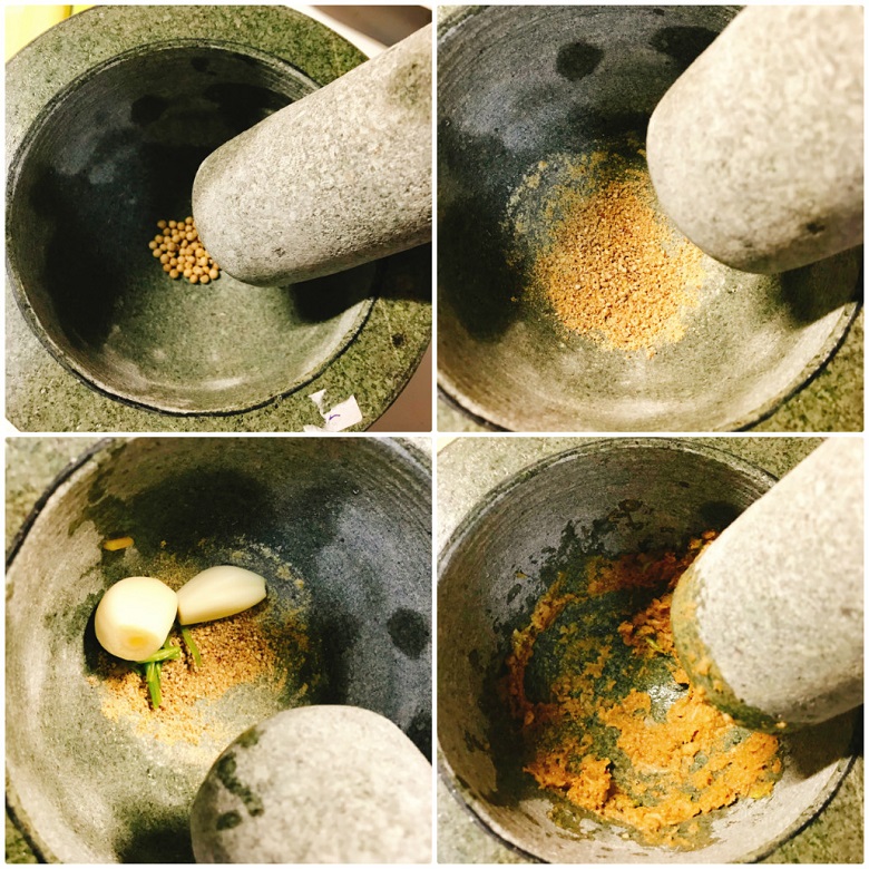 石臼で潰すスパイス