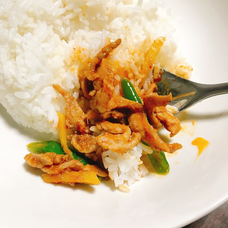 ご飯と食べる豚肉と生姜のレッドカレー炒め