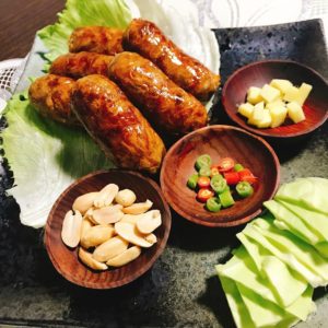 皿に盛りつけたタイ、春雨入りソーセージ