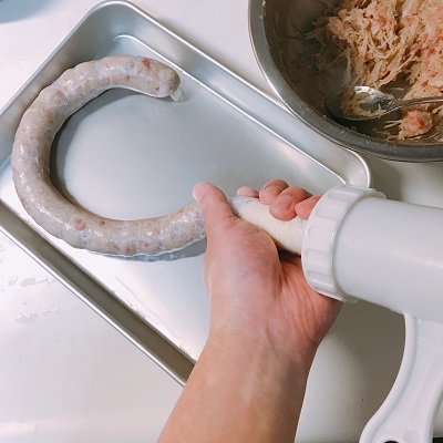 ソーセージメーカーで絞り出すソーセージ
