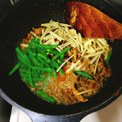 材料を全て入れて炒める