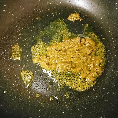 フライパンで炒めるグリーンカレーペースト