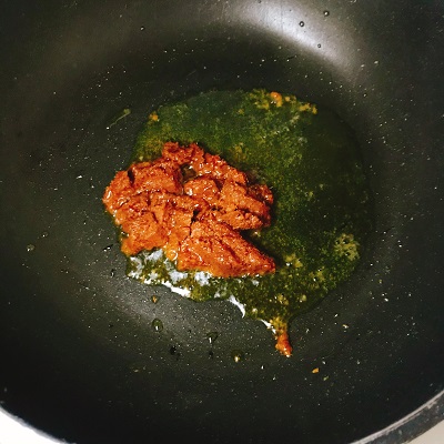 レッドカレーペーストを炒める