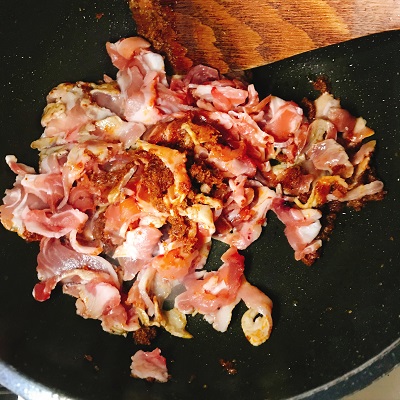 豚肉を炒める