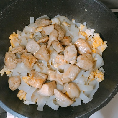 鶏肉を戻し入れて炒め合わせるタイ風焼きそば