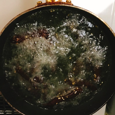 油で揚げる牛肉