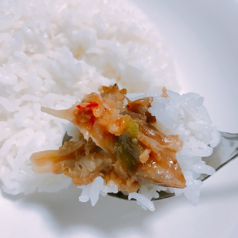 タレをかけてご飯と食べる鳥足のナンプラー煮