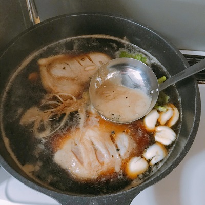 灰汁を取る鳥足のナンプラー煮