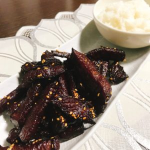 皿に盛ったタイ風ソフトビーフジャーキー