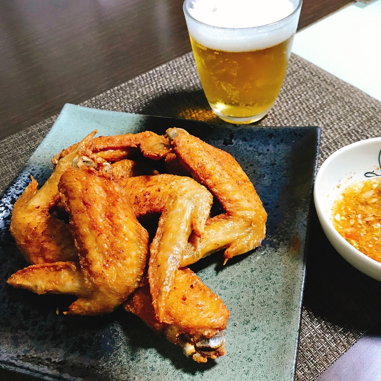 手羽先のナンプラー揚げとビール