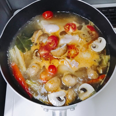 トムヤムの材料を鍋で煮込む