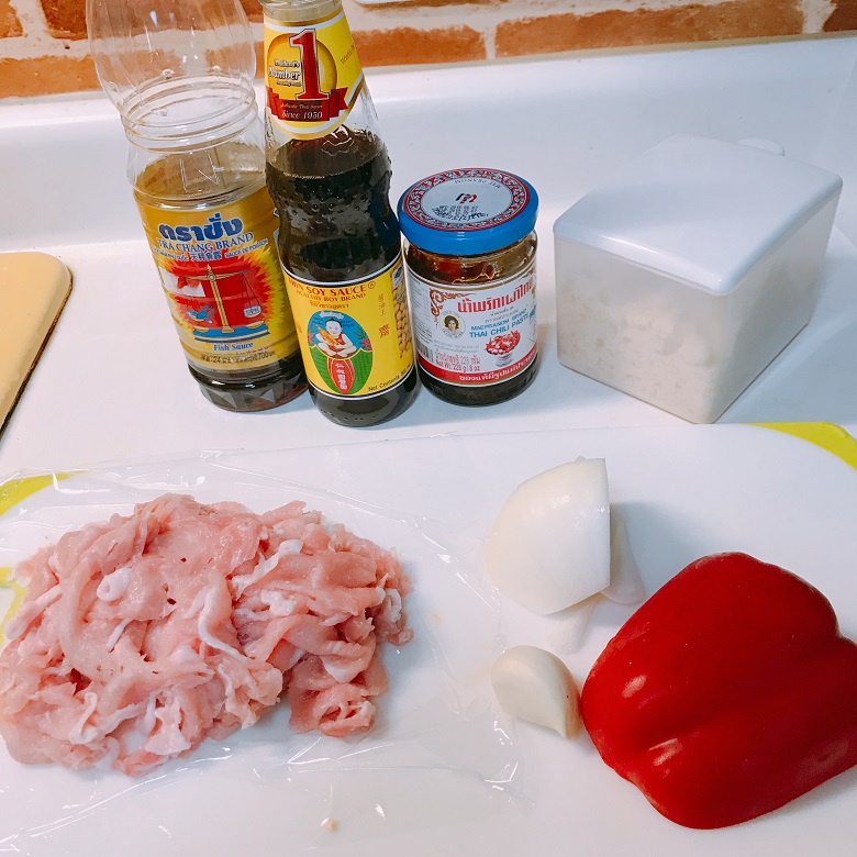 豚肉のナムプリックパオ炒め材料