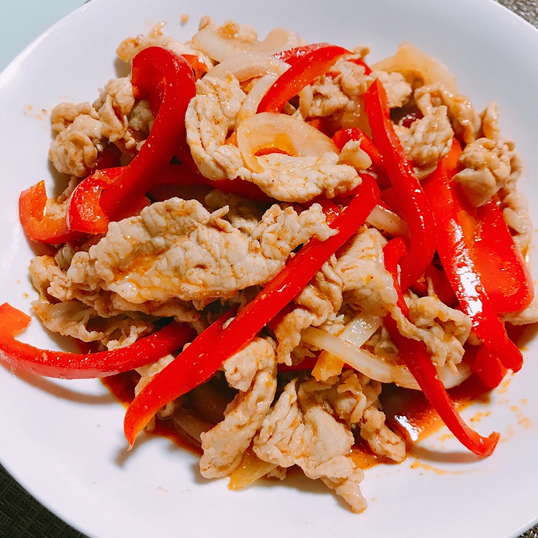 皿に盛った豚肉のナムプリックパオ炒め