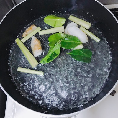 ハーブを煮込み香りを取る