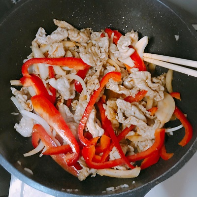 調味料を良く絡めて炒める