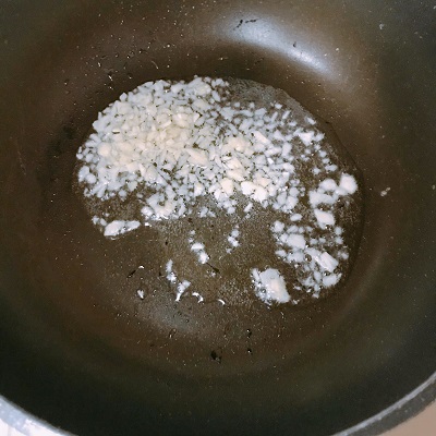 フライパンでニンニクを炒める