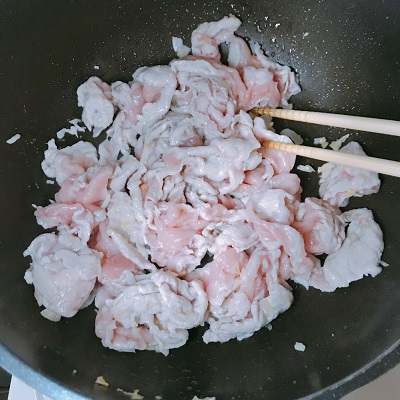 豚肉を炒める