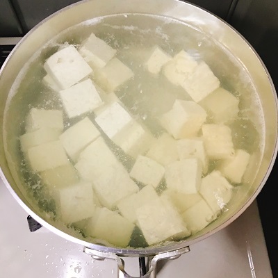 さっと温め茹でる豆腐